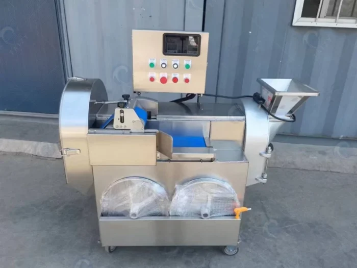 Machine de découpe de chips avec deux plaques de découpe